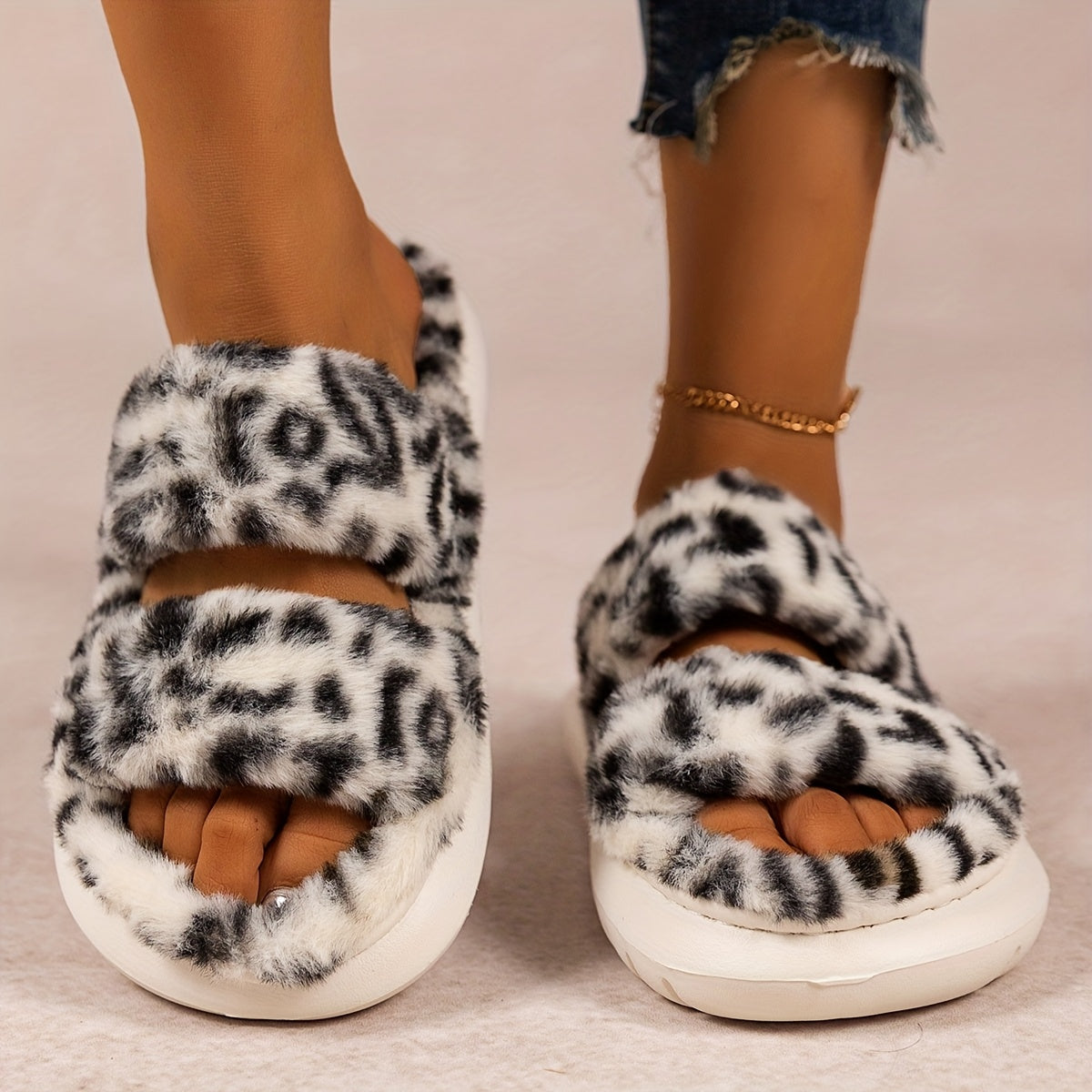 Pantoufle ouverte femme léopard blanc avec scratch