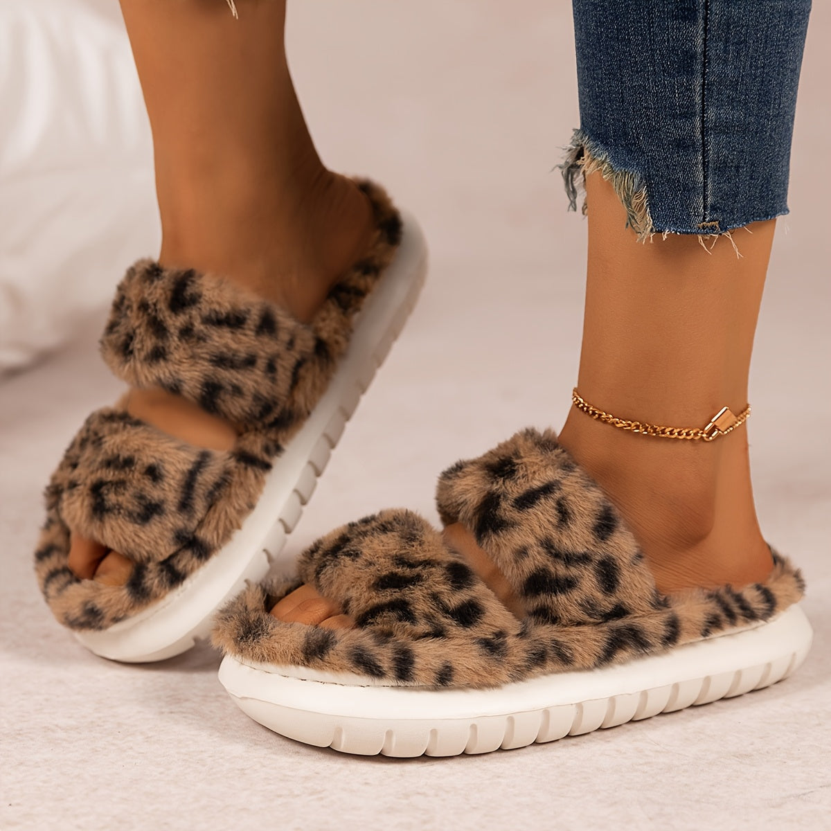 Pantoufles femme motif léopard et tie-dye