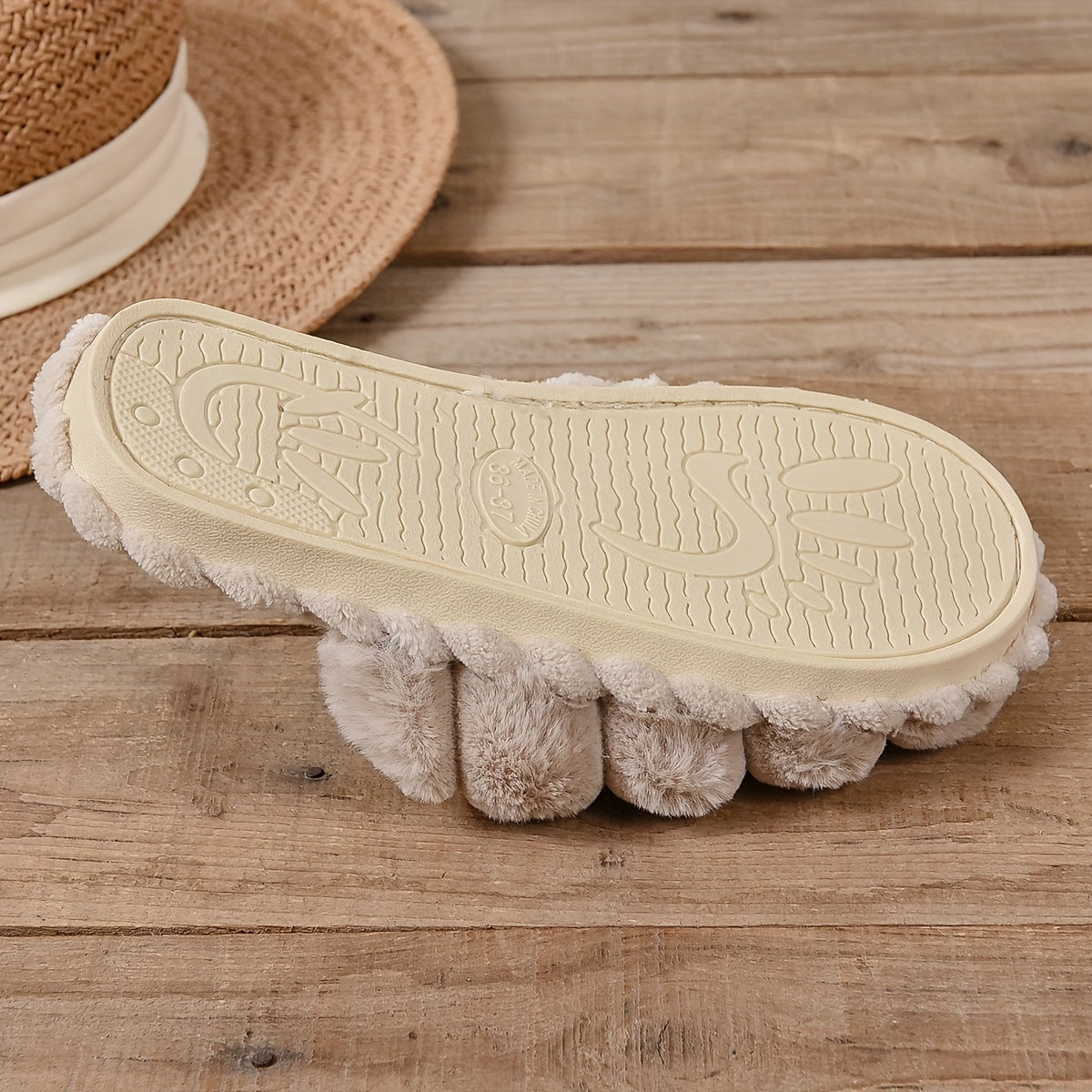 Pantoufles unies en fourrure douce